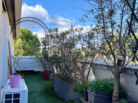 t4 102m2 avec 2 terrasses et une place de parking dernier étage.