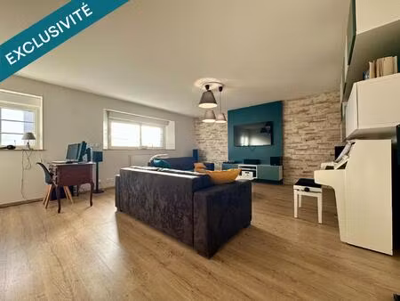 maison de ville avec 3 chambres et jardin privé.