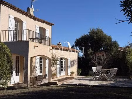 villa avec piscine à mandelieu au calme