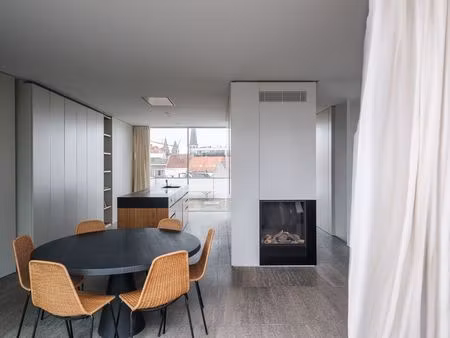 high-end duplexpenthouse met drie terrassen  gelegen in een architecturaal hoogstaand gebo