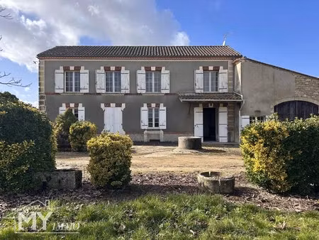 ancienne propriété viticole avec maison à rénover et vastes dépendances.