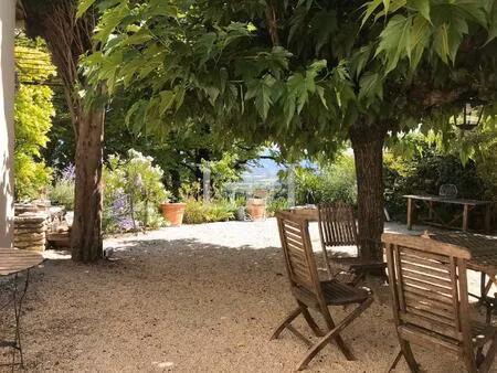 a pied des commerces