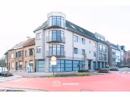 verzorgd & instapklaar appartement met individuele garage...