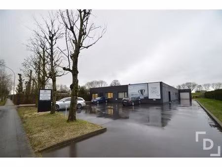 opslagruimte of magazijn voorzien van elektriciteit