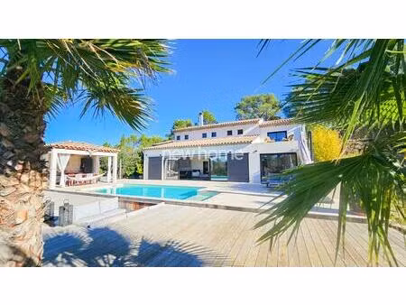 villa contemporaine avec vue  piscine et jacuzzi