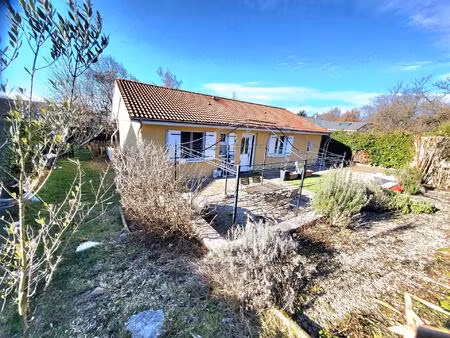 au cœur de crémieu – villa de plain-pied climatisée103 m² hab. (3 ch.) / 780 m² au calme a