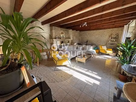 a renover : maison de 5 pièces (125 m²) + 53m² de chai à mauze sur le mignon