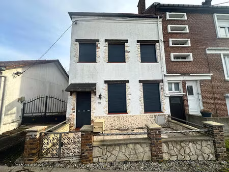 maison semi-individuelle  3 à 4 chambres  avec garage  atelier et passage latéral à leval