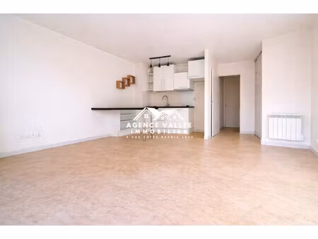 studio avec balcon + cave + place