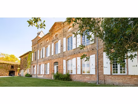 château de famille du 17e siècle en très bon état à vendre à