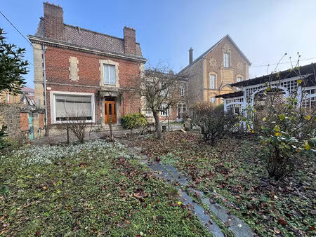 maison bourgeoise à rénover de 241 m2 sh avec 300 m2 de terrain en centre ville