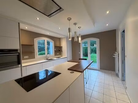 une maison plain-pied spacieuse entourée de verdure