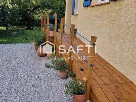 villa de 2001 avec jardin arboré  garage et proximité des commodités.