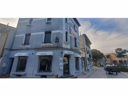 a vendre immeuble composé de 4 lots à cazeres rentabilité 7% env.