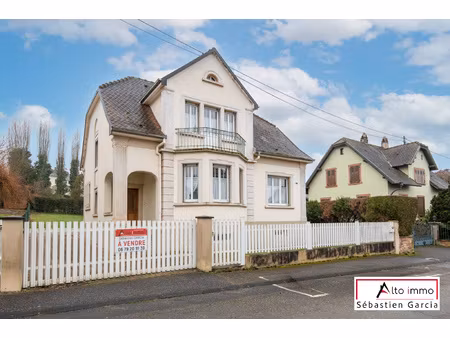 maison des années 1930  mesurant 133 m2 édifiée sur un terra