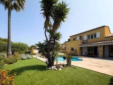 villa au calme absolu-piscine-2 doubles garages