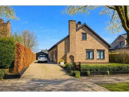 verzorgde goed gelegen bungalow met grote garage en zolder