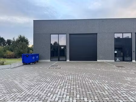 kmo unit met autostaanplaats in de nabijheid van de rijksweg.