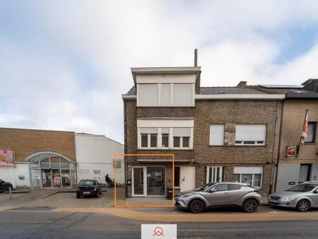 compact handelspand met buitenruimte in centrum drongen te huur