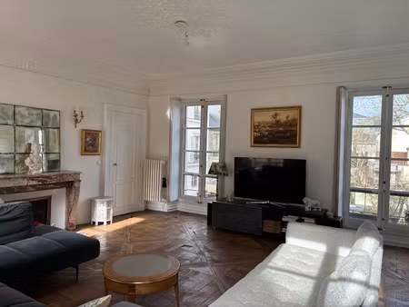 à vendre – superbe appartement de caractère – versailles  saint-louis  situé à 7 min à pie