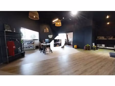 locaux mixtes avec grande cour