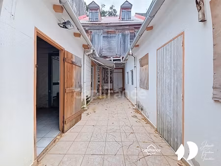 immeuble de caractère à rénover – commerce + locaux commerciaux + habitation – place de la