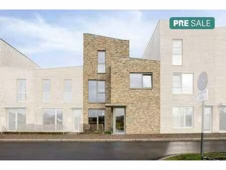 maison ben avec 4 chambres et 2 abris pour voitures dans le