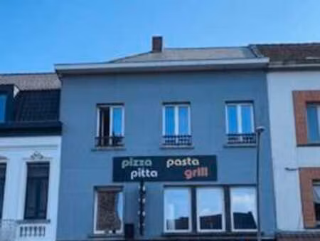 immeuble comprenant un local commercial et deux appartements