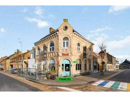 spacieuse maison d'angle/boutique dans le centre de merkem