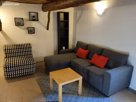 grand studio indépendant au rez-de-chaussée de notre maison