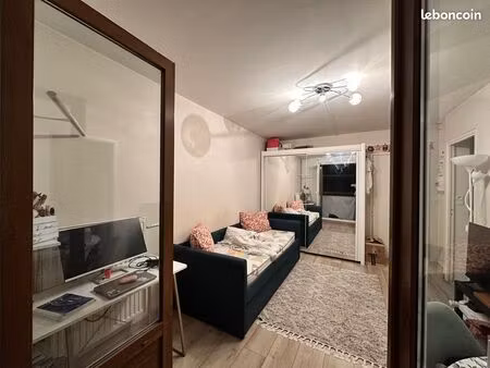 a louer studio disponible immédiatement de 21m2 avec balcon de 4m2 à 700m de porte de bagn