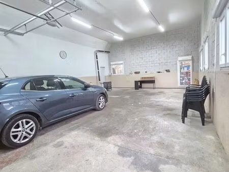 à louer-local fermé 90m²