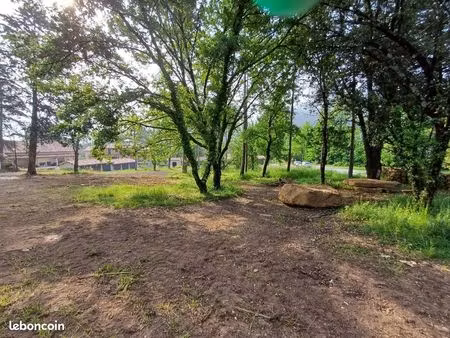 terrain 683 m² uzer