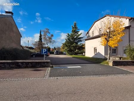 appartement de 81m2 + 3 places de parking et un cellier en rdc