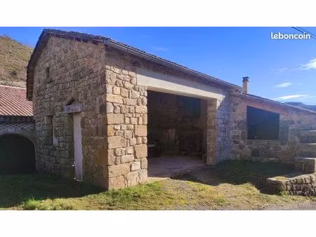 maison de pays en pierre – toitures neuves – fort potentiel d’aménagement