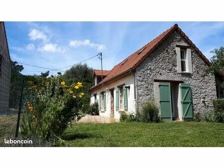 jolie maison à la campagne dans un cadre bucolique