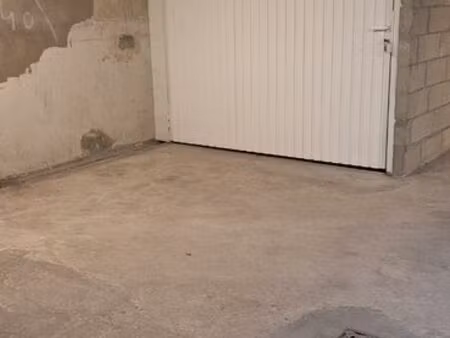 box sécurisé à louer pour stockage ou stationnement