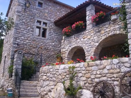 mas en pierres et 5 gîtes