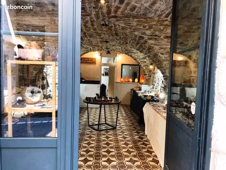 immeuble avec 2 locaux commerciaux + habitation centre des vans