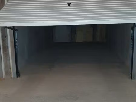 vend garage fermé dans résidence sécurisée ax les thermes 09110 quartier bonascre