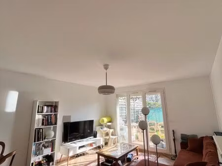 f2 avec jardinet et parking