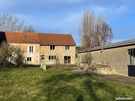 maison en pierre avec dépendance