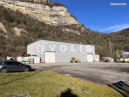 local d'activité 1 074 m²