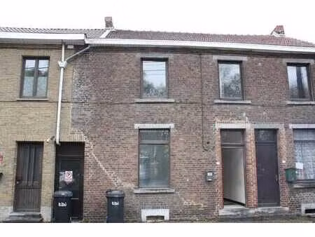 maison deux façades avec jardin et terrasse.