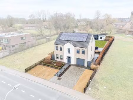 villa de campagne entourée de verdure