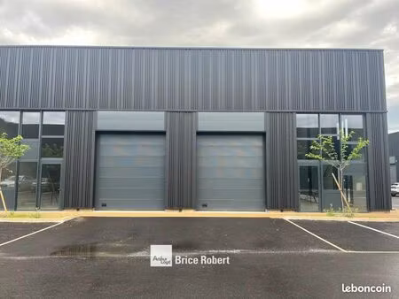 local d'activité 1 796 m²