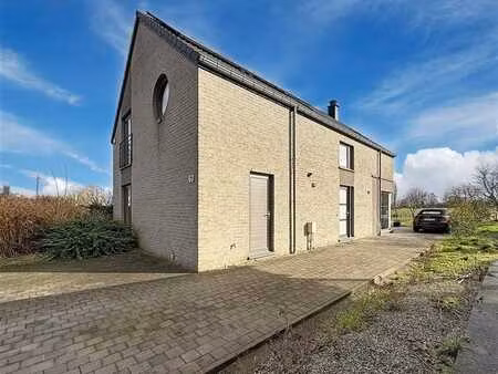 superbe maison moderne 4 chambres idéalement située