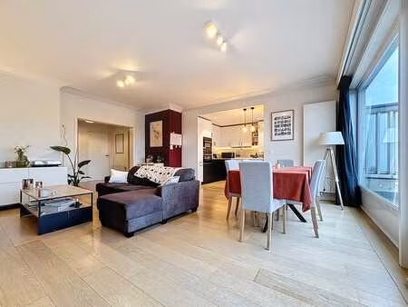 lumineux penthouse 2 chambres rénové en 2020