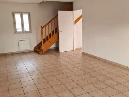 loue maison rénovée de 80 m2 - t4 dans copropriété calme à chevannes