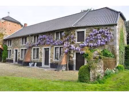 maison de caractère en cour intérieure avec jardin